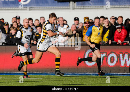Barnet Copthall, Londres, Royaume-Uni. 09Th Oct, 2016. Aviva Premiership Rugby. Sarrasins contre les guêpes. Josh Bassett de guêpes sur le ballon. Score final : 30-14 Saracens guêpes. Credit : Action Plus Sport/Alamy Live News Banque D'Images