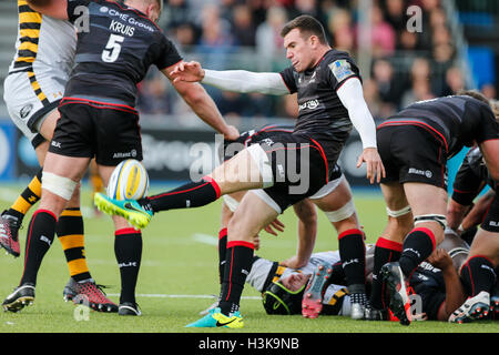 Barnet Copthall, Londres, Royaume-Uni. 09Th Oct, 2016. Aviva Premiership Rugby. Sarrasins contre les guêpes. Ben Spencer de Saracens efface ses lignes. Score final : 30-14 Saracens guêpes. Credit : Action Plus Sport/Alamy Live News Banque D'Images