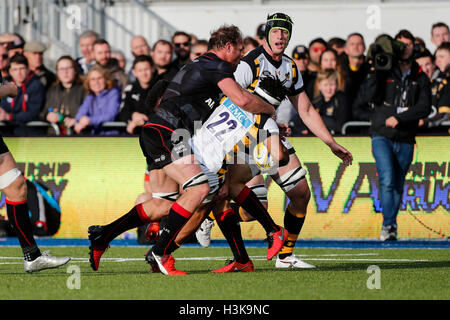 Barnet Copthall, Londres, Royaume-Uni. 09Th Oct, 2016. Aviva Premiership Rugby. Sarrasins contre les guêpes. sw22 est abordé par Schalk Burger de sarrasins. Score final : 30-14 Saracens guêpes. Credit : Action Plus Sport/Alamy Live News Banque D'Images