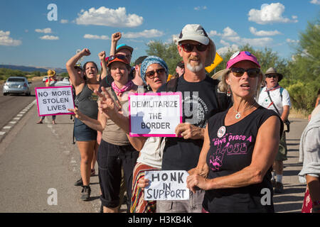 Tubac, Arizona, USA. La réforme de l'immigration dans les militants Border Patrol de contrôle sur l'Interstate 19, à environ 25 milles au nord de la frontière mexicaine, où les automobilistes sont interrogés sur leur citoyenneté. Ils protestaient contre la militarisation croissante de la frontière, la séparation des familles d'immigrés, et les politiques américaines qui font qu'il est difficile pour les réfugiés qui fuient la répression pour entrer aux États-Unis. Crédit : Jim West/Alamy Live News Banque D'Images