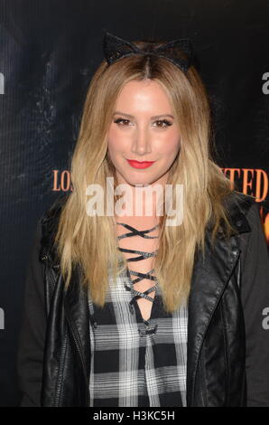 Los Angeles, CA, USA. 09Th Oct, 2016. Ashley Tisdale à la 8e conférence annuelle de Los Angeles Haunted défilé tapis noir à l'Observatoire Griffith à Los Angeles, Californie le 9 octobre 2016. Crédit : David Edwards/media/Alamy Punch Live News Banque D'Images