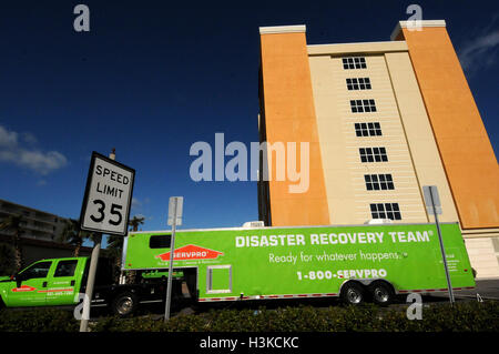 Daytona Beach Shores, États-Unis. 09Th Oct, 2016. La restauration de l'eau une remorque est vu au Residence Inn de Daytona Beach Shores deux jours après le passage de Matthieu claqua la Daytona Beach en Floride le 7 octobre 2016. Matthieu est l'un des plus puissants ouragans à jamais la pâte. © Paul Hennessy/Alamy Live News Crédit : Paul Hennessy/Alamy Live News Banque D'Images