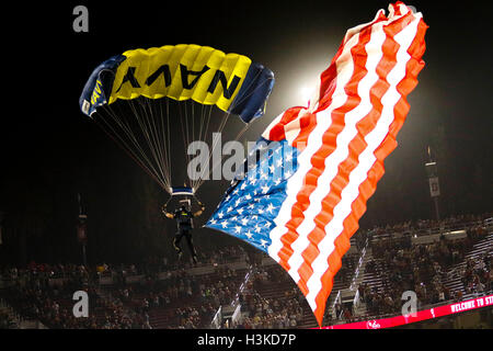 Palo Alto, Californie, USA. 8 octobre 2016. Un Navy SEAL parachutes en stade de Stanford avant l'action de football à l'Université de Stanford, avec le Washington State Cougars visiter le Stanford Cardinal. L'État de Washington a gagné le match, 42-16. © Seth Riskin/ZUMA/Alamy Fil Live News Banque D'Images