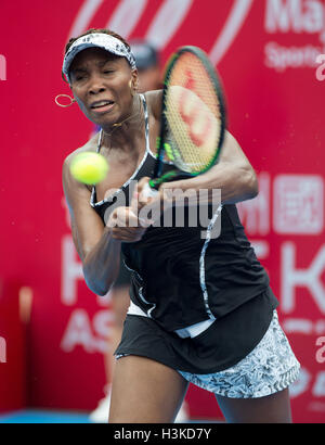 Hong Kong. 10 Oct, 2016. Venus Williams lors de son match contre Risa Ozaki du Japon dans l'ouverture ronde de Hong Kong Open Tennis tournoi WTA. Venus Williams a remporté le match 64, 61 : Crédit Jayne Russell/ZUMA/Alamy Fil Live News Banque D'Images