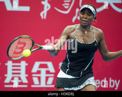 Hong Kong. 10 Oct, 2016. Venus Williams lors de son match contre Risa Ozaki du Japon dans l'ouverture ronde de Hong Kong Open Tennis tournoi WTA. Venus Williams a remporté le match 64, 61 : Crédit Jayne Russell/ZUMA/Alamy Fil Live News Banque D'Images