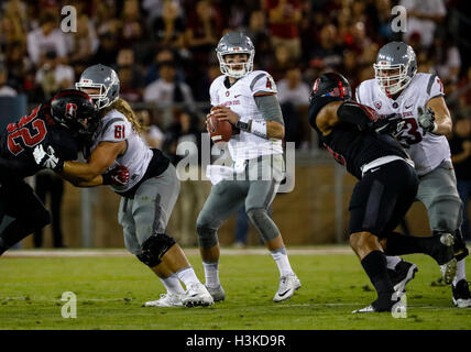 Palo Alto, Californie, USA. 8 octobre 2016. Washington State Quarterback Luc Falk (4) se prépare pour un passage au cours de l'action NCAA football à l'Université de Stanford, avec le Washington State Cougars visiter le Stanford Cardinal. L'État de Washington a gagné le match, 42-16. © Seth Riskin/ZUMA/Alamy Fil Live News Banque D'Images