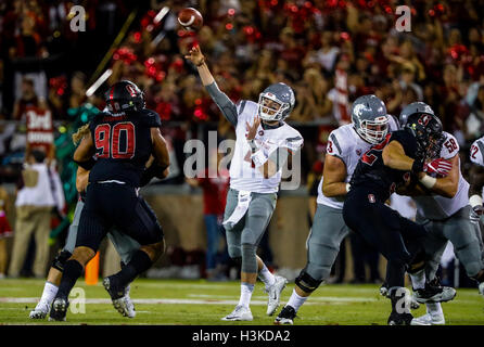 Palo Alto, Californie, USA. 8 octobre 2016. Washington State Quarterback Luc Falk (4) lance une passe à l'action football NCAA à l'Université de Stanford, avec le Washington State Cougars visiter le Stanford Cardinal. L'État de Washington a gagné le match, 42-16. © Seth Riskin/ZUMA/Alamy Fil Live News Banque D'Images