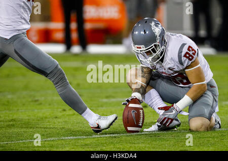 Palo Alto, Californie, USA. 8 octobre 2016. L'État de Washington WR Kaleb Fossum (83) détient pour PK Erik Powell lors de NCAA football action à l'Université de Stanford, avec le Washington State Cougars visiter le Stanford Cardinal. L'État de Washington a gagné le match, 42-16. © Seth Riskin/ZUMA/Alamy Fil Live News Banque D'Images