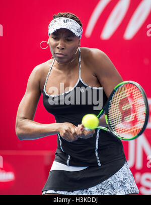 Hong Kong. 10 Oct, 2016. Venus Williams lors de son match contre Risa Ozaki du Japon dans l'ouverture ronde de Hong Kong Open Tennis tournoi WTA. Venus Williams a remporté le match 64, 61 : Crédit Jayne Russell/ZUMA/Alamy Fil Live News Banque D'Images