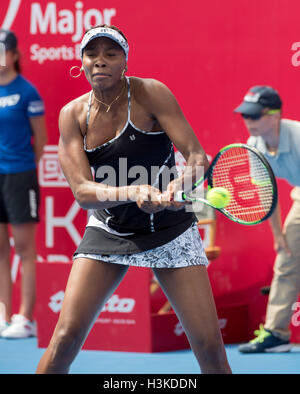 Hong Kong. 10 Oct, 2016. Venus Williams lors de son match contre Risa Ozaki du Japon dans l'ouverture ronde de Hong Kong Open Tennis tournoi WTA. Venus Williams a remporté le match 64, 61 : Crédit Jayne Russell/ZUMA/Alamy Fil Live News Banque D'Images