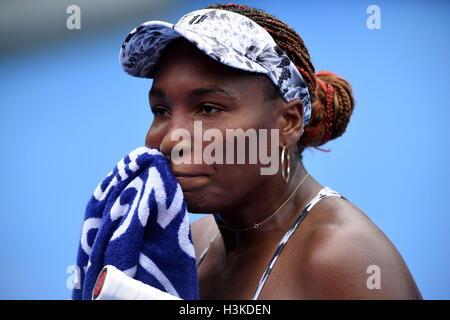 Hong Kong, Chine. 10 Oct, 2016. Venus Williams, de l'essuie la sueur au cours de la première série de match contre Risa Ozaki du Japon au tournoi de tennis Masters de Shanghai à Hong Kong, Chine du sud, le 10 octobre 2016. Venus Williams a gagné 2-0. Credit : Lo Fai Ping/Xinhua/Alamy Live News Banque D'Images