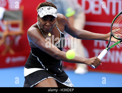 Hong Kong, Chine. 10 Oct, 2016. Venus Williams, de l'hits un retour à Risa Ozaki japonaise au cours de la première série de match au tournoi de tennis Masters de Shanghai à Hong Kong, Chine du sud, le 10 octobre 2016. Venus Williams a gagné 2-0. Credit : Lo Fai Ping/Xinhua/Alamy Live News Banque D'Images