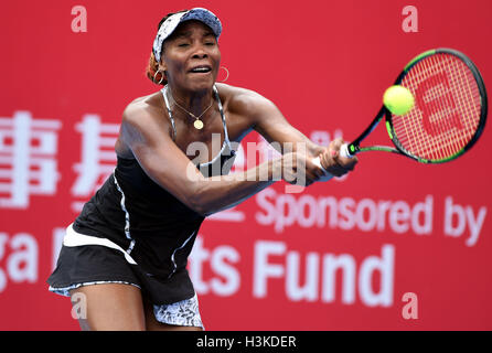 Hong Kong, Chine. 10 Oct, 2016. Venus Williams, de l'hits un retour à Risa Ozaki japonaise au cours de la première série de match au tournoi de tennis Masters de Shanghai à Hong Kong, Chine du sud, le 10 octobre 2016. Venus Williams a gagné 2-0. Credit : Lo Fai Ping/Xinhua/Alamy Live News Banque D'Images