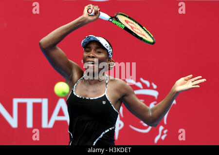 Hong Kong, Chine. 10 Oct, 2016. Venus Williams, de l'hits un retour à Risa Ozaki japonaise au cours de la première série de match au tournoi de tennis Masters de Shanghai à Hong Kong, Chine du sud, le 10 octobre 2016. Venus Williams a gagné 2-0. Credit : Lo Fai Ping/Xinhua/Alamy Live News Banque D'Images