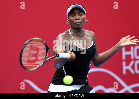 Hong Kong, Chine. 10 Oct, 2016. Venus Williams, de l'hits un retour à Risa Ozaki japonaise au cours de la première série de match au tournoi de tennis Masters de Shanghai à Hong Kong, Chine du sud, le 10 octobre 2016. Venus Williams a gagné 2-0. Credit : Lo Fai Ping/Xinhua/Alamy Live News Banque D'Images