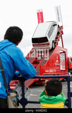 Les visiteurs regarder une Mitsubishi Delica d'effectuer pendant le Tokyo Motor Fes 2016 à Odaiba le 10 octobre 2016, Tokyo, Japon. Le festival annuel est l'occasion pour les visiteurs de tous âges à interagir avec les véhicules à moteur depuis le japonais et étrangers d'automobiles. Les organisateurs de cette année mise en place d'un 360 degrés de réalité virtuelle (VR) Dome où les visiteurs peuvent découvrir les sensations de l'équitation à travers la réalité virtuelle. L'exposition est présentée du 8 au 10 octobre. Credit : Rodrigo Reyes Marin/AFLO/Alamy Live News Banque D'Images