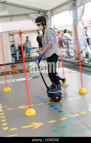 Un homme conduit une Toyota Winglet pendant le Tokyo Motor Fes 2016 à Odaiba le 10 octobre 2016, Tokyo, Japon. Le festival annuel est l'occasion pour les visiteurs de tous âges à interagir avec les véhicules à moteur depuis le japonais et étrangers d'automobiles. Les organisateurs de cette année mise en place d'un 360 degrés de réalité virtuelle (VR) Dome où les visiteurs peuvent découvrir les sensations de l'équitation à travers la réalité virtuelle. L'exposition est présentée du 8 au 10 octobre. Credit : Rodrigo Reyes Marin/AFLO/Alamy Live News Banque D'Images