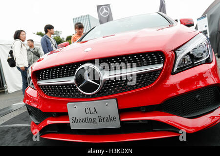 Les visiteurs regarder une Mercedes-Benz CLA 180 Frein de Tir Sports sur écran durant le Fes de l'automobile de Tokyo 2016 à Odaiba le 10 octobre 2016, Tokyo, Japon. Le festival annuel est l'occasion pour les visiteurs de tous âges à interagir avec les véhicules à moteur depuis le japonais et étrangers d'automobiles. Les organisateurs de cette année mise en place d'un 360 degrés de réalité virtuelle (VR) Dome où les visiteurs peuvent découvrir les sensations de l'équitation à travers la réalité virtuelle. L'exposition est présentée du 8 au 10 octobre. Credit : Rodrigo Reyes Marin/AFLO/Alamy Live News Banque D'Images