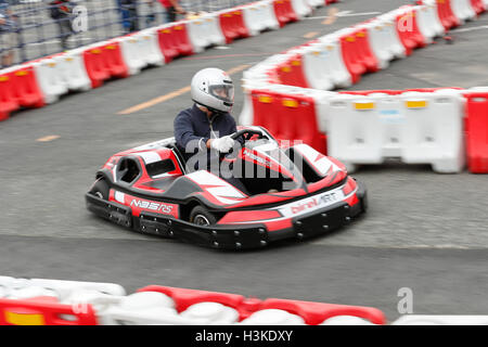 Un homme conduit un kart pendant le Tokyo Motor Fes 2016 à Odaiba le 10 octobre 2016, Tokyo, Japon. Le festival annuel est l'occasion pour les visiteurs de tous âges à interagir avec les véhicules à moteur depuis le japonais et étrangers d'automobiles. Les organisateurs de cette année mise en place d'un 360 degrés de réalité virtuelle (VR) Dome où les visiteurs peuvent découvrir les sensations de l'équitation à travers la réalité virtuelle. L'exposition est présentée du 8 au 10 octobre. Credit : Rodrigo Reyes Marin/AFLO/Alamy Live News Banque D'Images