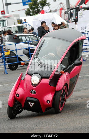 Un homme conduit une Toyota i-Road pendant le Tokyo Motor Fes 2016 à Odaiba le 10 octobre 2016, Tokyo, Japon. Le festival annuel est l'occasion pour les visiteurs de tous âges à interagir avec les véhicules à moteur depuis le japonais et étrangers d'automobiles. Les organisateurs de cette année mise en place d'un 360 degrés de réalité virtuelle (VR) Dome où les visiteurs peuvent découvrir les sensations de l'équitation à travers la réalité virtuelle. L'exposition est présentée du 8 au 10 octobre. Credit : Rodrigo Reyes Marin/AFLO/Alamy Live News Banque D'Images