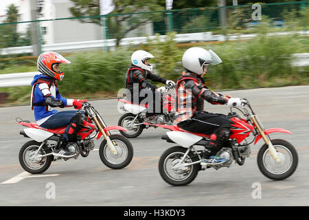 Les enfants voyagent les motos Honda pendant le Tokyo Motor Fes 2016 à Odaiba le 10 octobre 2016, Tokyo, Japon. Le festival annuel est l'occasion pour les visiteurs de tous âges à interagir avec les véhicules à moteur depuis le japonais et étrangers d'automobiles. Les organisateurs de cette année mise en place d'un 360 degrés de réalité virtuelle (VR) Dome où les visiteurs peuvent découvrir les sensations de l'équitation à travers la réalité virtuelle. L'exposition est présentée du 8 au 10 octobre. Credit : Rodrigo Reyes Marin/AFLO/Alamy Live News Banque D'Images