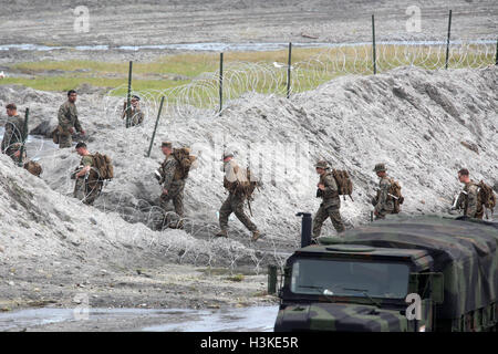 La province de Tarlac, aux Philippines. 10 Oct, 2016. Les marines américains à pied hors de leur camp temporaire puisqu'ils participent à un exercice militaire conjoint de feu en direct entre les États-Unis et les Philippines dans le cadre de l'exercice 2016 débarquement amphibie (PHIBLEX) dans la province de Tarlac, Philippines, le 10 octobre 2016. Au moins 1 400 marines américains basés à Okinawa, au Japon, et 500 soldats philippins ont participé cette année à la PHIBLEX qui s'est tenue du 4 octobre au 12 octobre. Credit : Rouelle Umali/Xinhua, Alamy Live News Banque D'Images