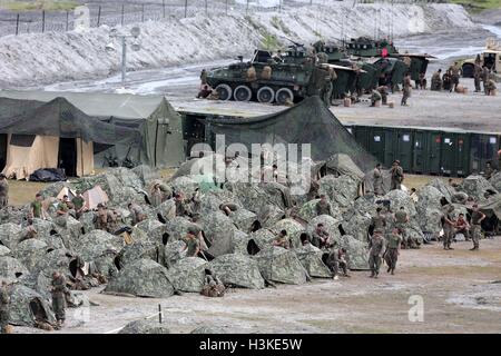 La province de Tarlac, aux Philippines. 10 Oct, 2016. Les marines américains et philippins les troupes se préparent pour un exercice militaire conjoint de feu en direct dans le cadre de l'exercice 2016 débarquement amphibie (PHIBLEX) dans la province de Tarlac, Philippines, le 10 octobre 2016. Au moins 1 400 marines américains basés à Okinawa, au Japon, et 500 soldats philippins ont participé cette année à la PHIBLEX qui s'est tenue du 4 octobre au 12 octobre. Credit : Rouelle Umali/Xinhua, Alamy Live News Banque D'Images