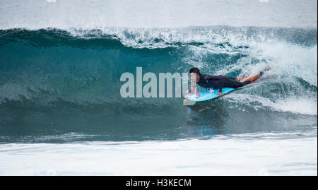 Gran Canaria, Îles Canaries, Espagne. 10 octobre, 2016. Météo mondiale : surfers et Bodyboarders équitation énormes vagues sur la côte nord sauvage de Gran Canaria Avant le dernier événement de l'année sur le monde du bodyboard Tour, qui a lieu à El Fronton sur Gran Canaria à partir de 15th-30th Octobre. Credit : Alan Dawson News/Alamy Live News Banque D'Images