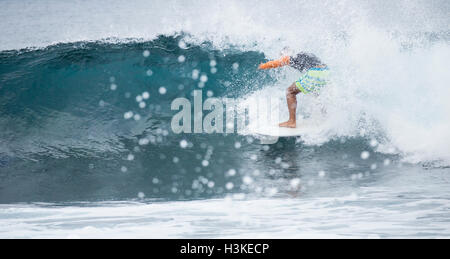 Gran Canaria, Îles Canaries, Espagne. 10 octobre, 2016. Météo mondiale : surfers et Bodyboarders équitation énormes vagues sur la côte nord sauvage de Gran Canaria Avant le dernier événement de l'année sur le monde du bodyboard Tour, qui a lieu à El Fronton sur Gran Canaria à partir de 15th-30th Octobre. Credit : Alan Dawson News/Alamy Live News Banque D'Images