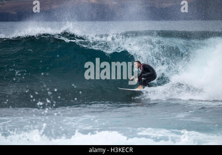 Gran Canaria, Îles Canaries, Espagne. 10 octobre, 2016. Météo mondiale : surfers et Bodyboarders équitation énormes vagues sur la côte nord sauvage de Gran Canaria Avant le dernier événement de l'année sur le monde du bodyboard Tour, qui a lieu à El Fronton sur Gran Canaria à partir de 15th-30th Octobre. Credit : Alan Dawson News/Alamy Live News Banque D'Images