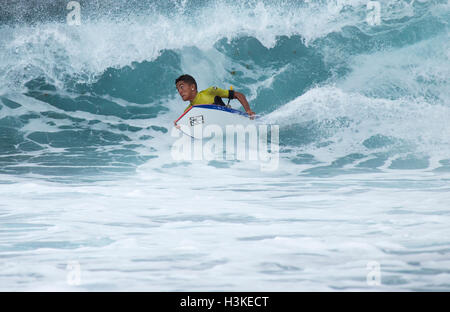 Gran Canaria, Îles Canaries, Espagne. 10 octobre, 2016. Météo mondiale : surfers et Bodyboarders équitation énormes vagues sur la côte nord sauvage de Gran Canaria Avant le dernier événement de l'année sur le monde du bodyboard Tour, qui a lieu à El Fronton sur Gran Canaria à partir de 15th-30th Octobre. Sur la photo : UN Boadyboarder grimaces juste avant d'être anéantis par une énorme vague. Credit : Alan Dawson News/Alamy Live News Banque D'Images