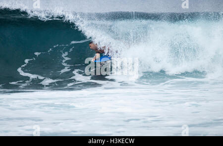 Gran Canaria, Îles Canaries, Espagne. 10 octobre, 2016. Météo mondiale : surfers et Bodyboarders équitation énormes vagues sur la côte nord sauvage de Gran Canaria Avant le dernier événement de l'année sur le monde du bodyboard Tour, qui a lieu à El Fronton sur Gran Canaria à partir de 15th-30th Octobre. Sur la photo : UN Boadyboarder dans le tube d'une vague déferlante Crédit : Alan Dawson News/Alamy Live News Banque D'Images