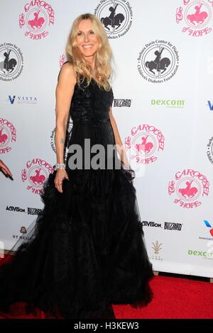 Los Angeles, CA. 8 octobre 2016. LOS ANGELES - OCT 8 : Alana Stewart au carrousel de l'espoir 2016 Bal à l'hôtel Beverly Hilton le 8 octobre 2016 à Beverly Hills, CA au niveau des arrivées pour le Carrousel 2016 d'espoir - Partie 2, Beverly Hilton Hotel, Los Angeles, CA, le 8 octobre 2016. © Priscille Grant/Everett Collection/Alamy Live News Banque D'Images