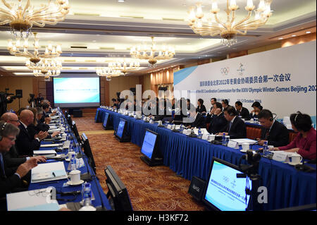 (161010) -- BEIJING, 10 octobre. 2016 (Xinhua) -- Les participants à partir de la commission de coordination du CIO et au Comité d'organisation pour les 2022 Jeux olympiques et paralympiques d'hiver de participer à la 1ère réunion de la commission de coordination des Jeux Olympiques d'hiver XXIV en 2022 Beijing Beijing, capitale de la Chine, 10 octobre 2016. (Xinhua/Ju Huanzong) Banque D'Images