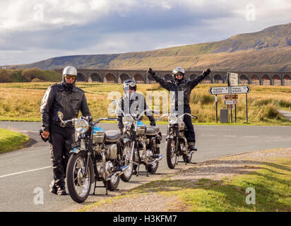 Régler, North Yorkshire, UK. Le 9 octobre 2016. Triumph motards en admirant la début de l'automne au soleil Ribblehead, North Yorkshire, UK Banque D'Images