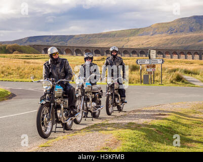 Régler, North Yorkshire, UK. Le 9 octobre 2016. Triumph motards en admirant la début de l'automne au soleil Ribblehead, North Yorkshire, UK Banque D'Images