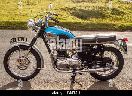 Régler, North Yorkshire, UK. Le 9 octobre 2016. Triumph motards en admirant la début de l'automne au soleil Ribblehead, North Yorkshire, UK Banque D'Images