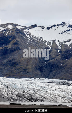 Couvert de cendres et de Skaftafell glacier Vatnajokull moraine frontale parc national en Islande Banque D'Images