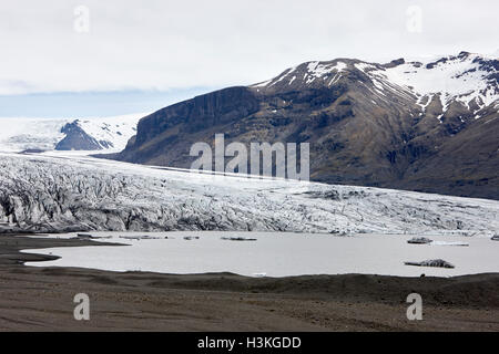 Couvert de cendres et de l'eau de fonte du glacier Skaftafell lagune glaciaire du parc national de Vatnajökull en Islande Banque D'Images