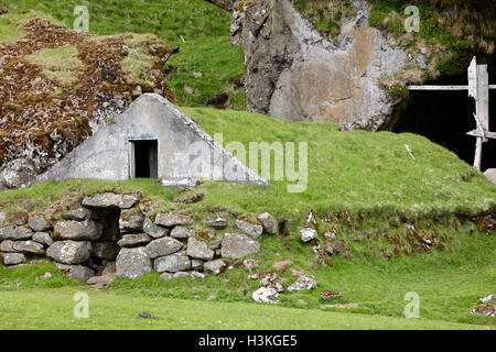 Maison de gazon islandais couverte abandonnée maintenant utilisé comme un champ store l'islande Banque D'Images