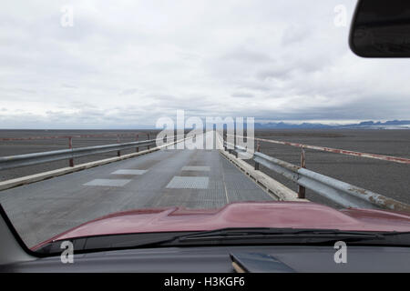 La conduite sur piste simple skeidarabru vieux pont sur la route 1 hringvegur Islande Banque D'Images