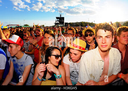 BENICASSIM, ESPAGNE - 20 juillet : foule lors d'un concert au Festival de la lumière du jour le 20 juillet 2014 à Benicassim, Espagne. Banque D'Images