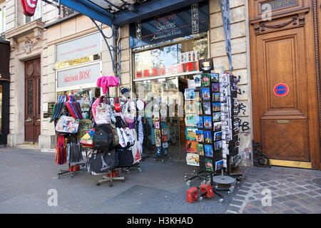 Une boutique de souvenirs à Paris, France Banque D'Images