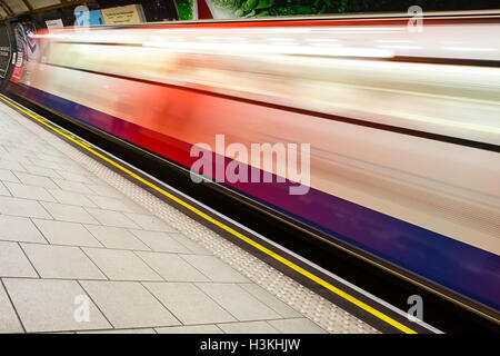 La station de métro de Londres train Banque D'Images