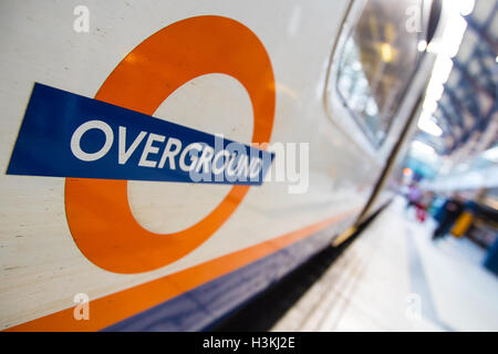 London Overground Logo de fer à la gare de Liverpool Street Banque D'Images