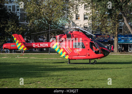 London Air Ambulance Helicopter assistant à une urgence dans Shepherds Bush London UK Banque D'Images