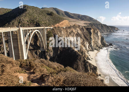 Vue sur le pont du ruisseau Bixby sur la côte de Big Sur de Californie USA. Banque D'Images