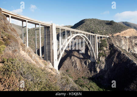 Vue sur le pont du ruisseau Bixby sur la côte de Big Sur de Californie USA. Banque D'Images