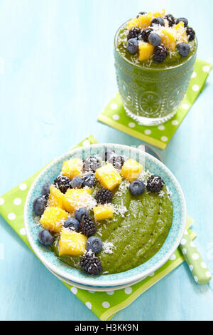 Le petit-déjeuner bol smoothie vert garni de fruits Banque D'Images