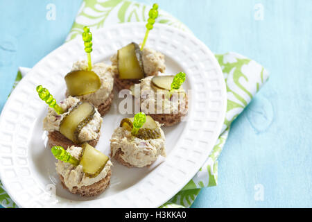 Des canapés avec des poissons pate et pickle Banque D'Images